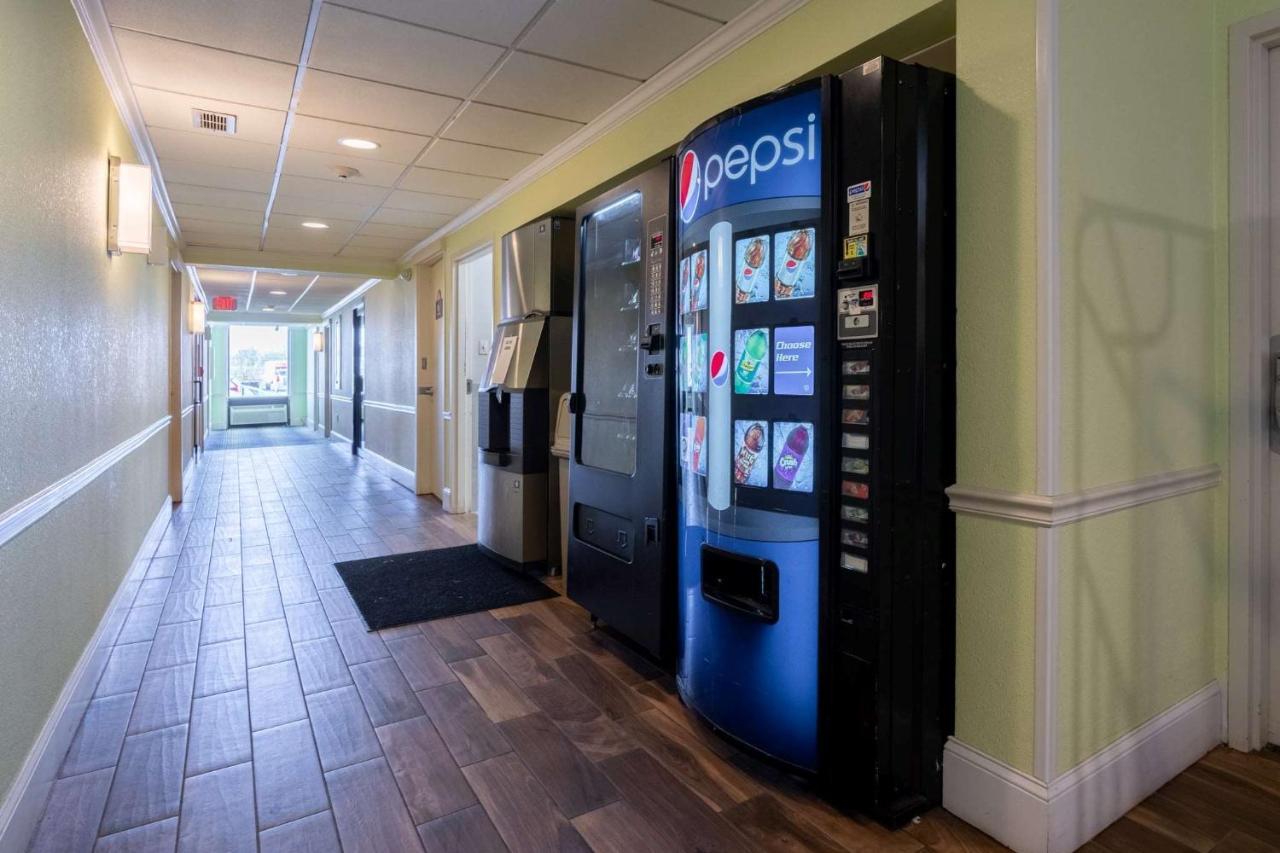 Days Inn By Wyndham Hartford/Closest Downtown Экстерьер фото