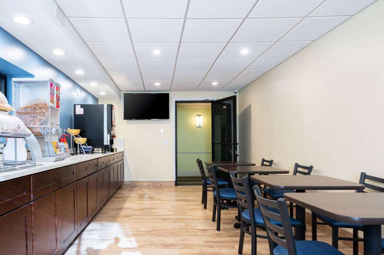 Days Inn By Wyndham Hartford/Closest Downtown Экстерьер фото
