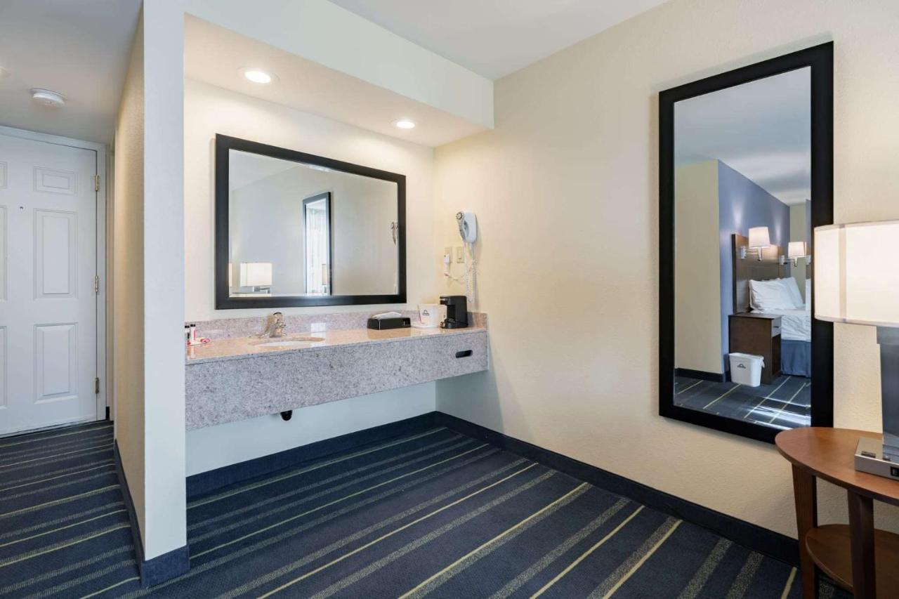 Days Inn By Wyndham Hartford/Closest Downtown Экстерьер фото