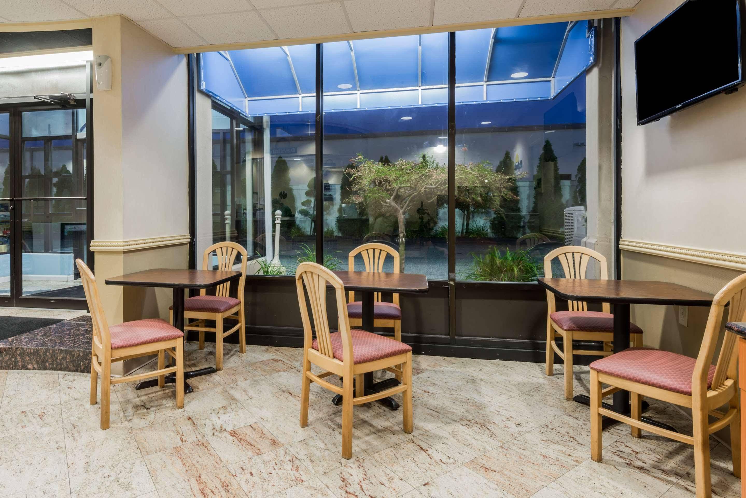 Days Inn By Wyndham Hartford/Closest Downtown Экстерьер фото