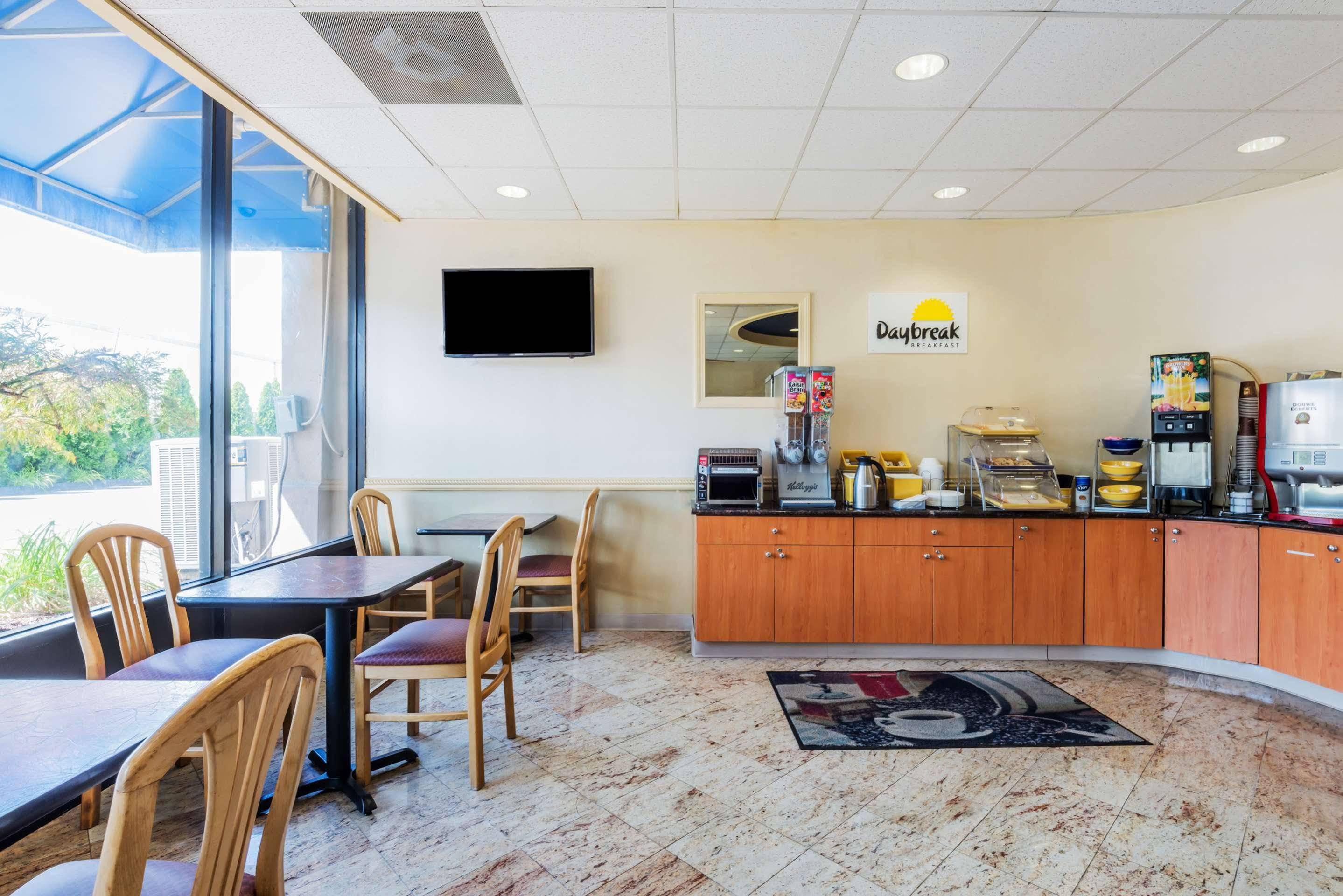 Days Inn By Wyndham Hartford/Closest Downtown Экстерьер фото