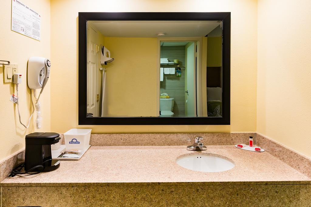 Days Inn By Wyndham Hartford/Closest Downtown Экстерьер фото